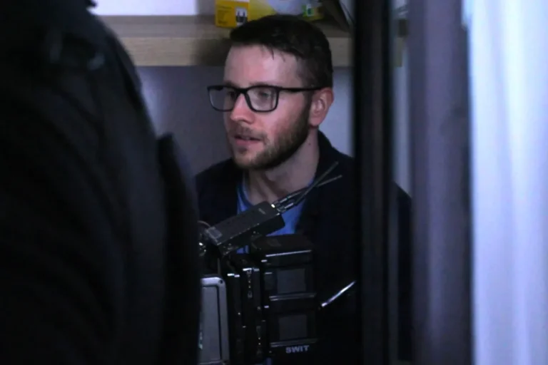 Videograf bei der Arbeit hinter der Kamera